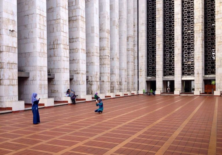 Indonesien - Frauen vor Moschee