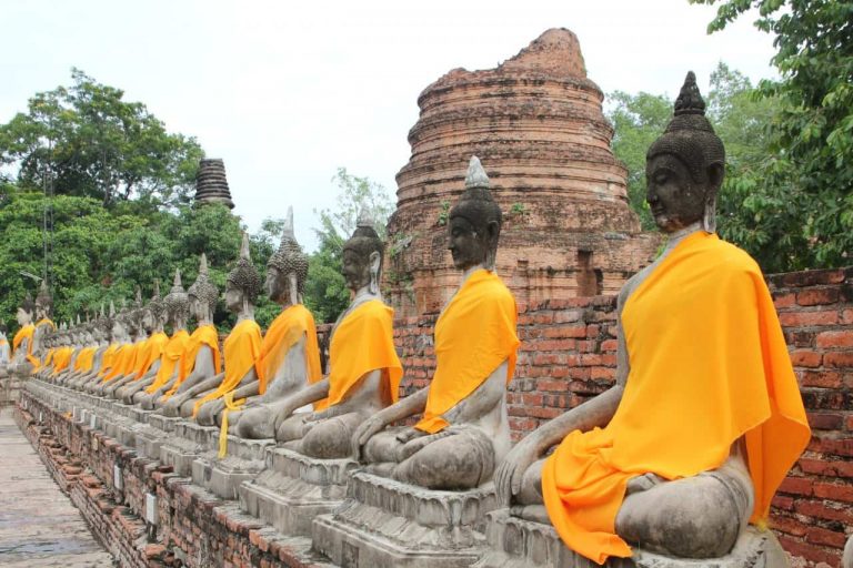 Yutthaya Wat Yai Chai Bhuddastatuen in einer Reihe