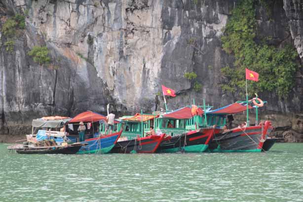 Vietnam - Dorf in der Halong-Bucht