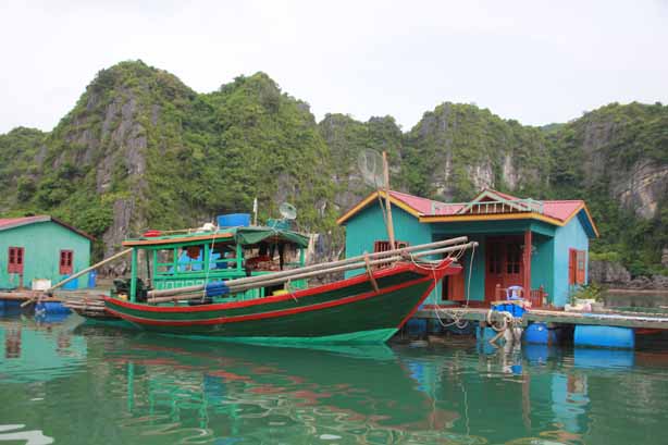 Vietnam - Dorf in der Halong-Bucht