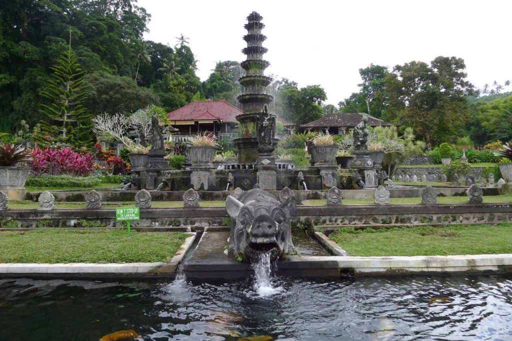 Teich mit Wasserspeier im Wasserpalast Tirta Gangga auf Bali