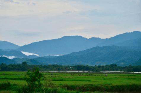 Hue Reisfelder vor Berglandschaft