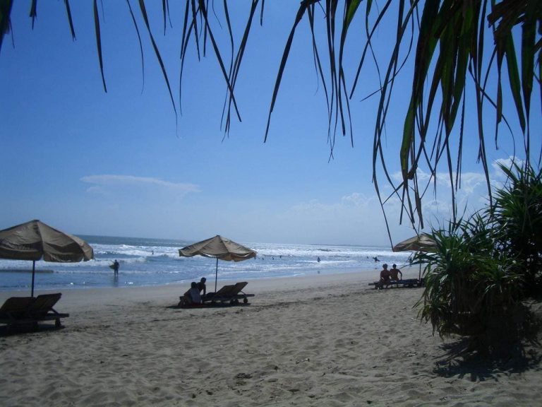 Indonesien - Bali - die perfekte Welle zum Surfen