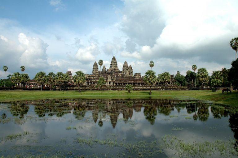Der Tempel von Angkor Wat in idyllischer Landschaft