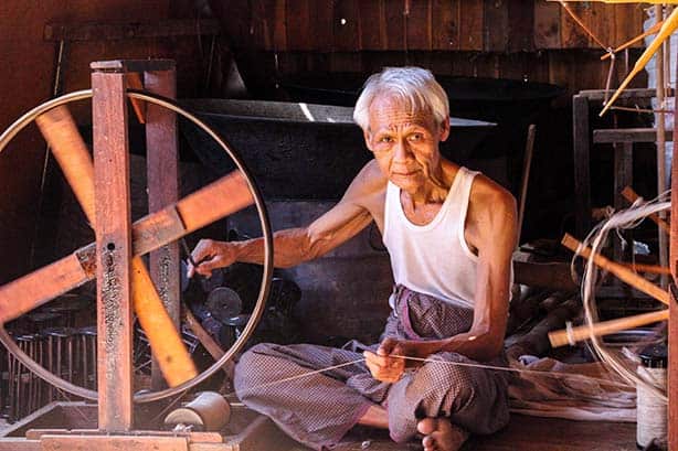 Myanmar- Inle See - alter Mann am Spinnrad