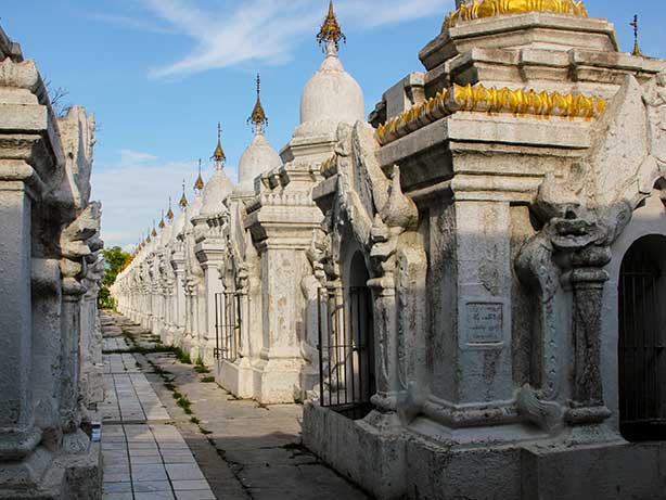 Myanmar - Mandalay Kuthodaw Pagode Stupas