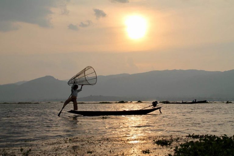 Einbeinfischer mit Fangnetz auf dem Inle-See