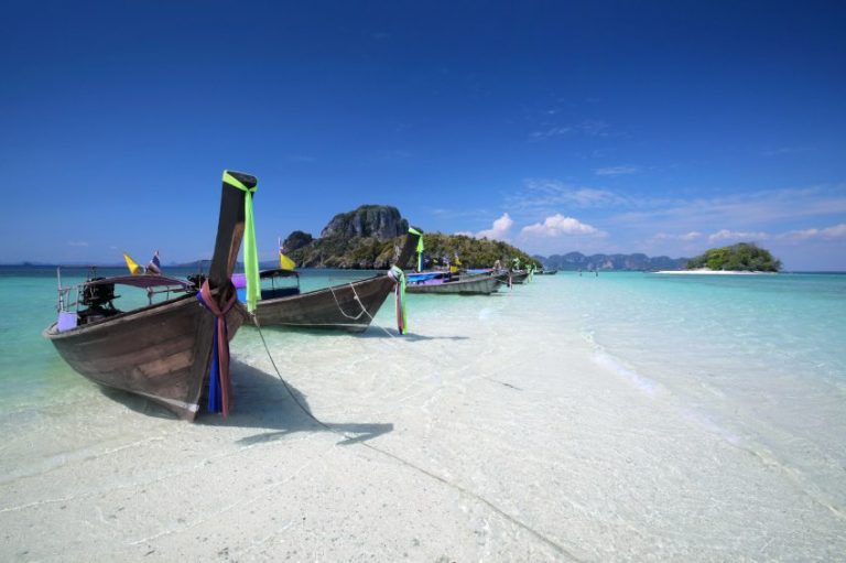 Longtail Boot am Strand in Thailand