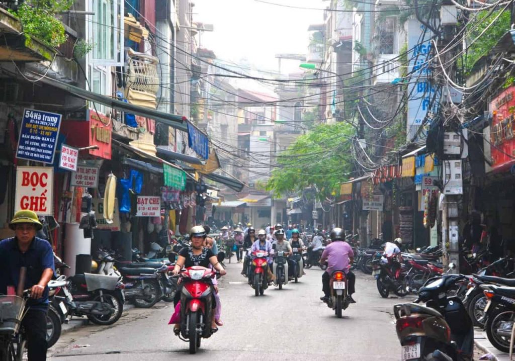 Hanoi Straße mit Mofas