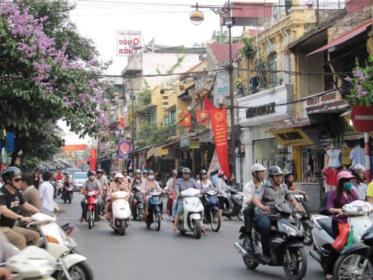 Rollerfahrer auf Hanois Straßen