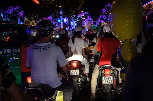 Vietnam Jugendliche auf Roller am Tet Fest