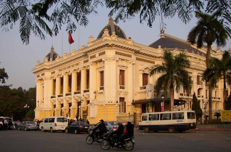 Außenansicht der Oper in Hanoi