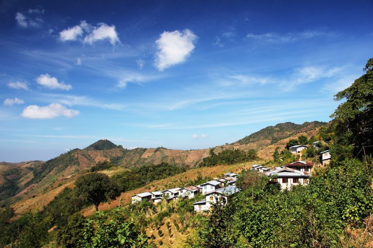 Häuser an Berghang in der Kalaw Landschaft
