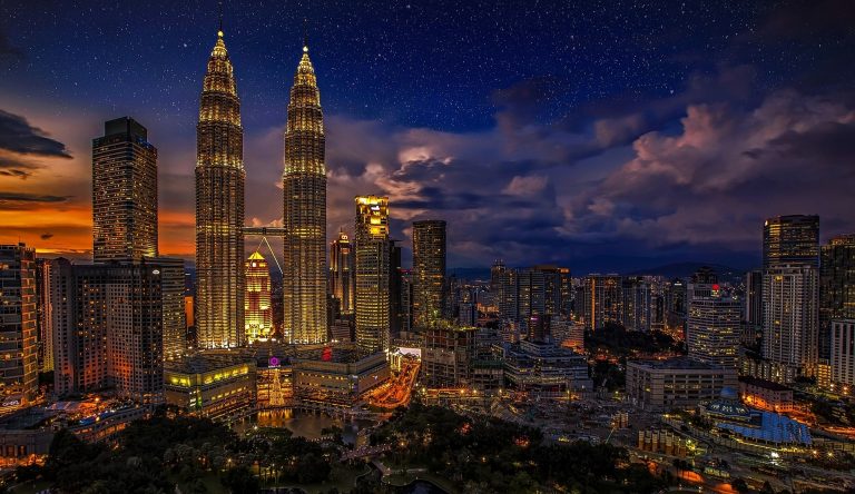Malaysia Kuala Lumpur Skyline bei Nacht