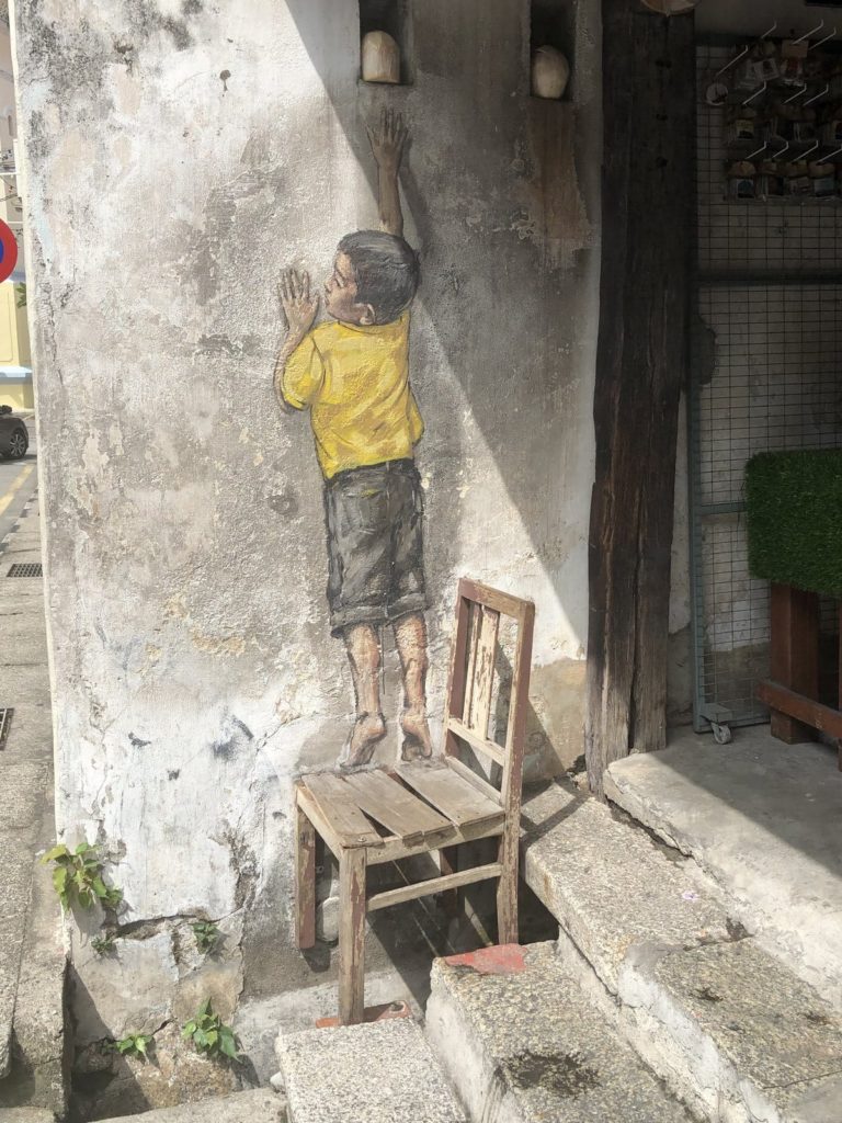 Penang Streetart Junge Stuhl
