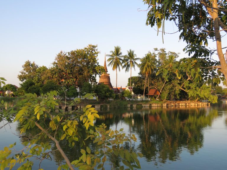 Sukhothai Stupa mit See