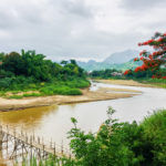 Laos Mekong mit Bergen