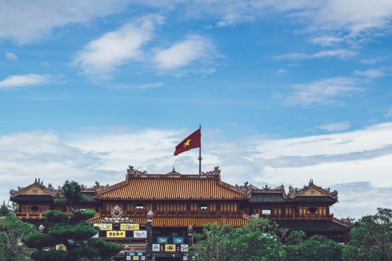 Vietnam Gebäude mit Flagge