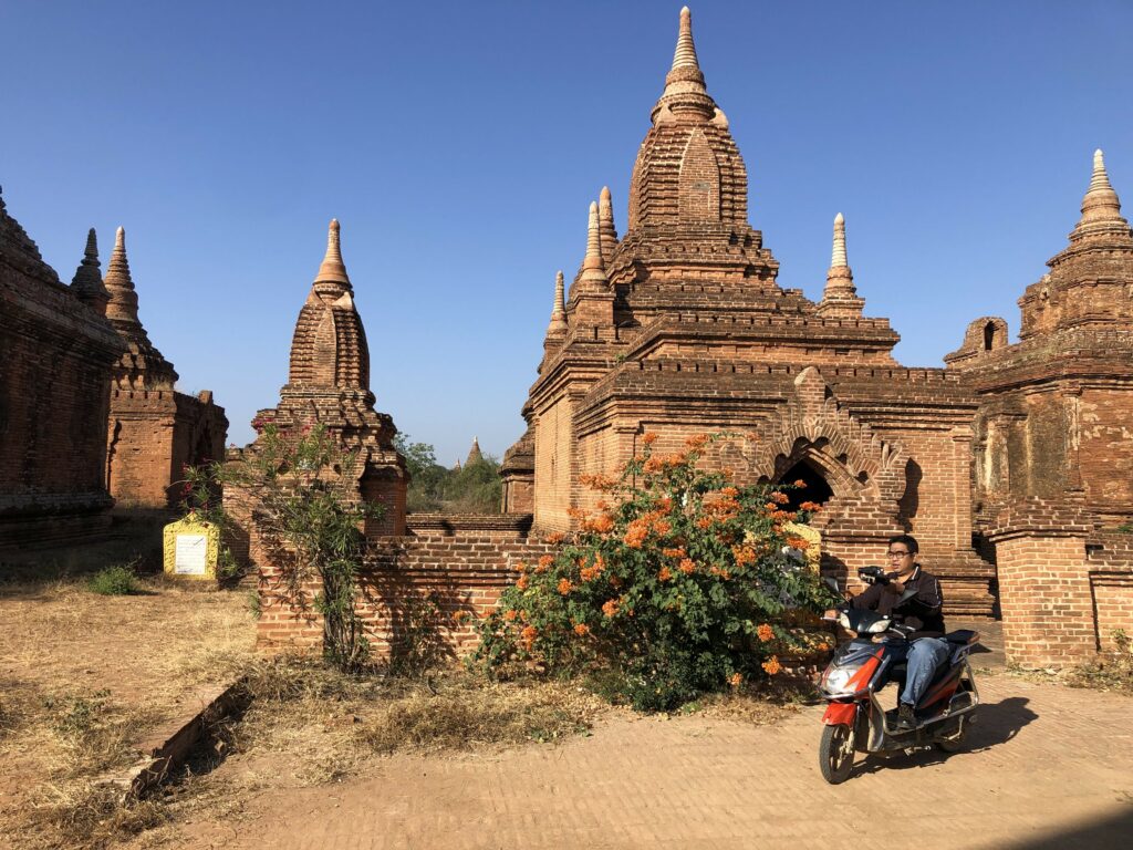 Bagan Ko Min Min auf Motorrad
