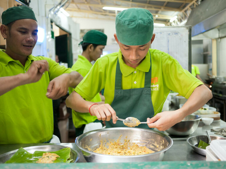 Mitarbeiter von Friends International beim Kochen