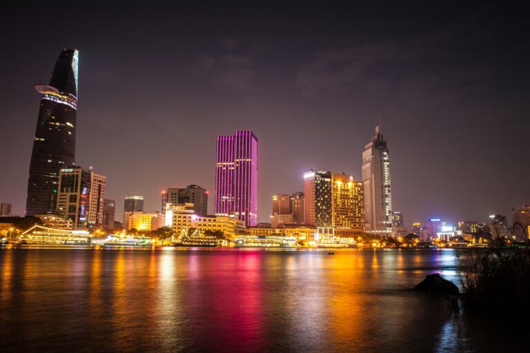 Skyline von Saigon bei Nacht