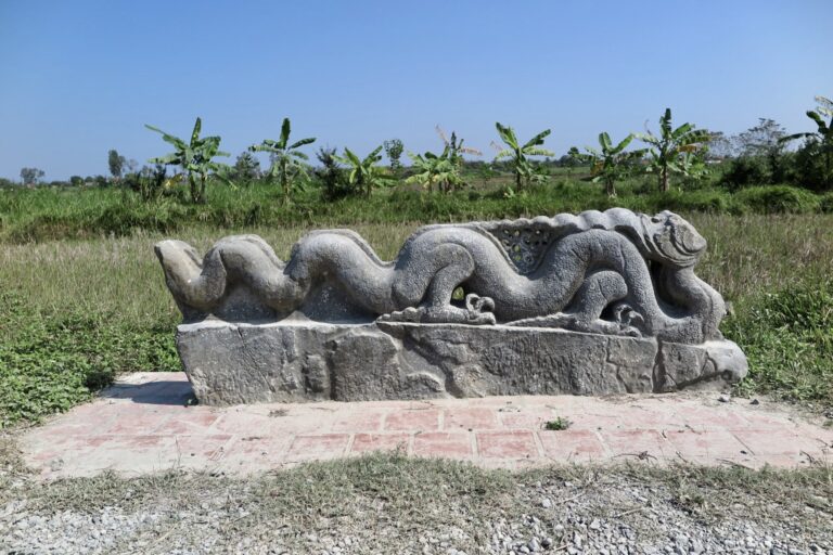 Zitadelle Ho Dynastie Schlangenfigur