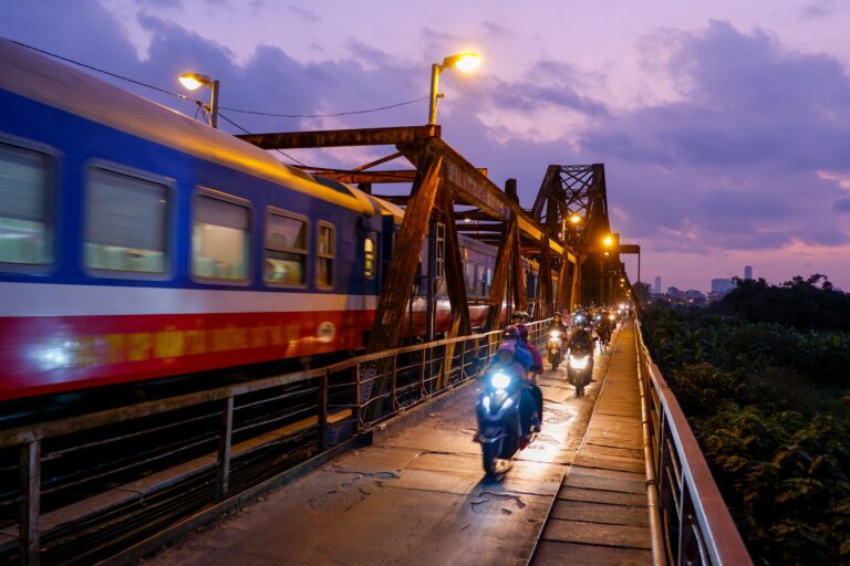 Zug auf Brücke in Vietnam
