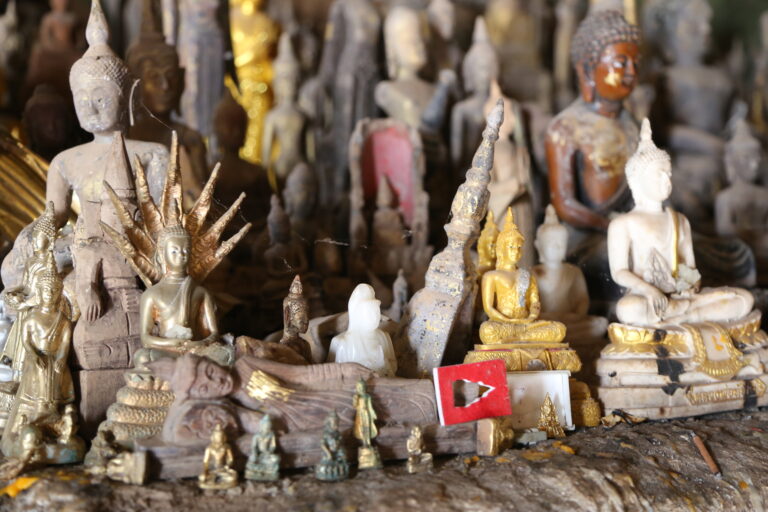 Pak Ou Buddha Figuren