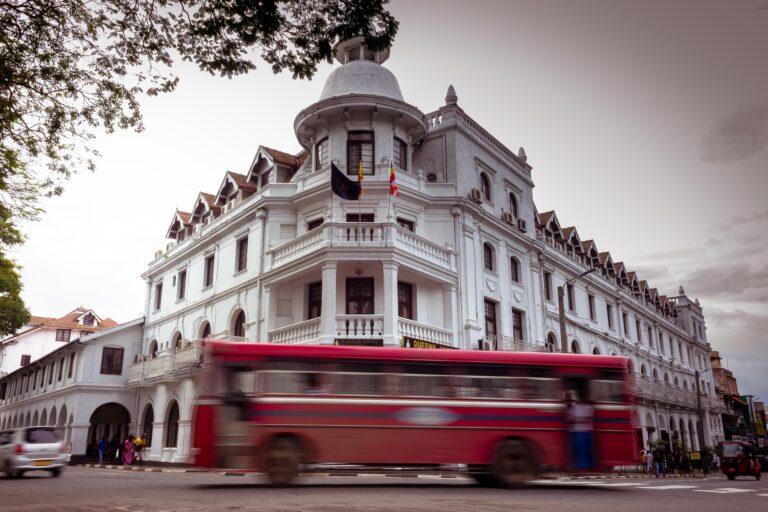 Kandy Gebäude mit Bus