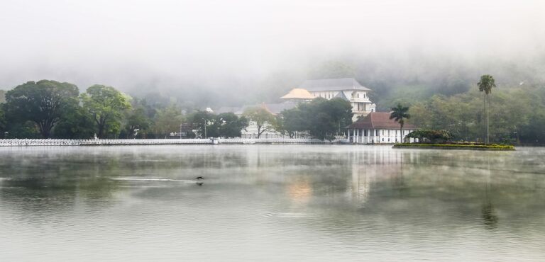 Kandy See im Nebel