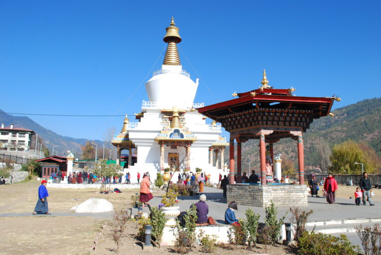Memorial Chorten mit Gläubigen