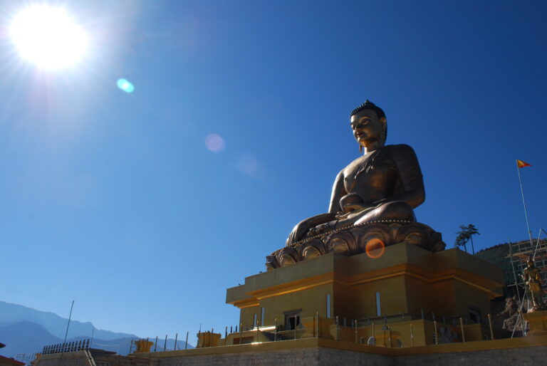 Buddha Dordenma in Thimphu mit blauem Himmel