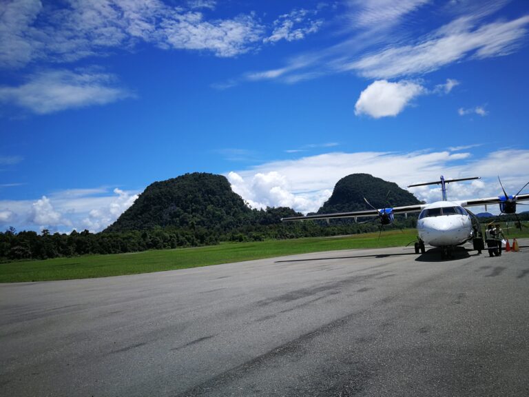 Mulu Zuckerhüte mit Flieger in Vordergrund