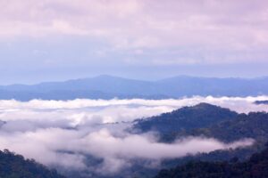 Thailand nebelige Berge im Kaeng Krachan Nationalpark