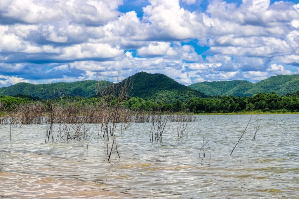 Thailand See mit Bergen im Kaeng Krachan Nationalpark