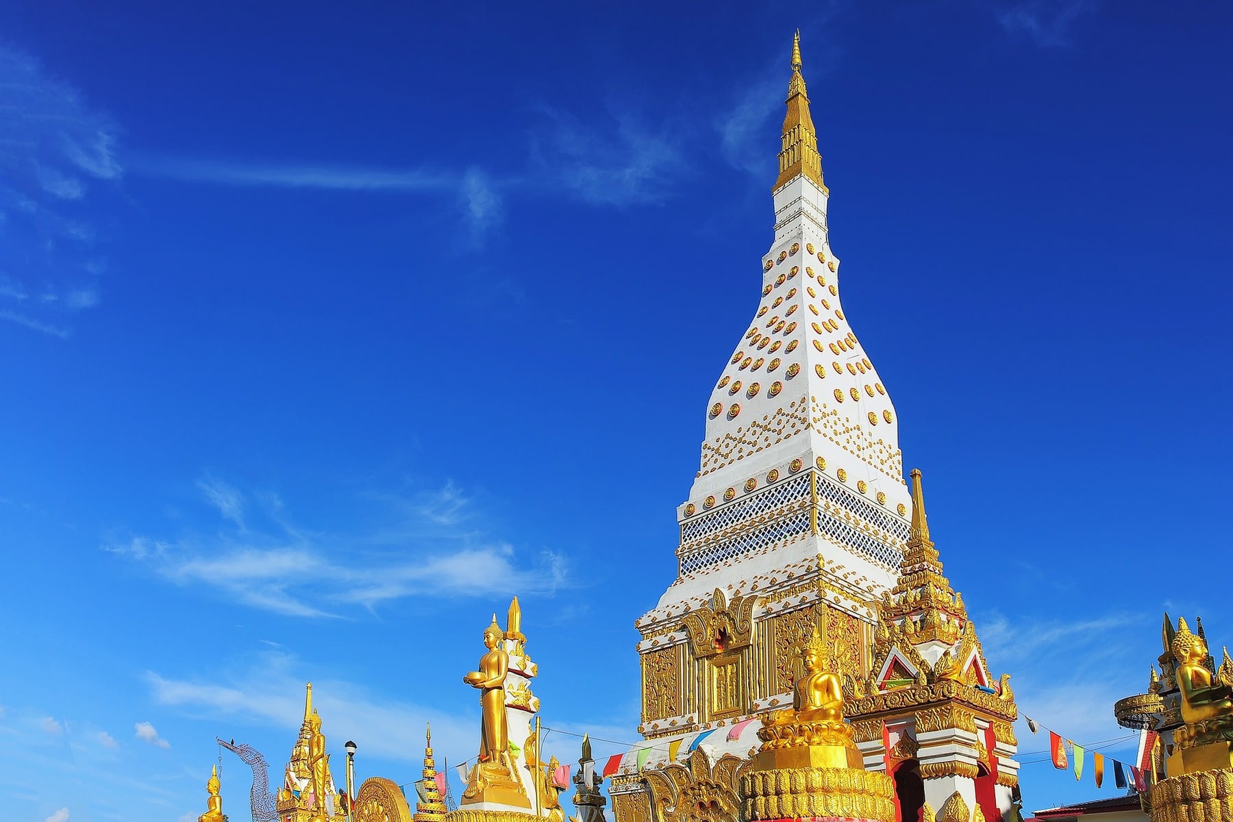 Goldene Chedi vor blauem Himmel