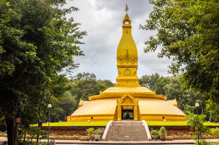 Goldener Tempel von Wald umgeben