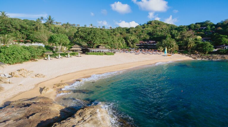 Strand des Tongsai Bay Hotel