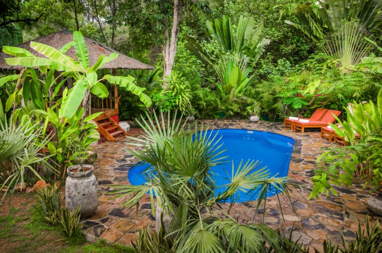 Privater Pool in tropischem Garten