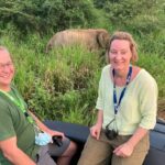 Paar auf Elefanten Safari