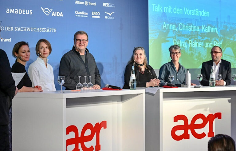 AER Jahrestagung 2022 Vorstand auf Buehne