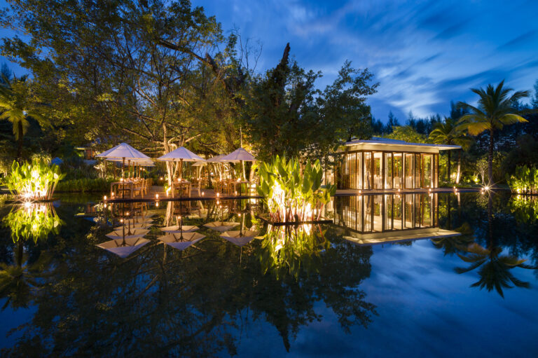 The Sarojin Restaurant am Abend