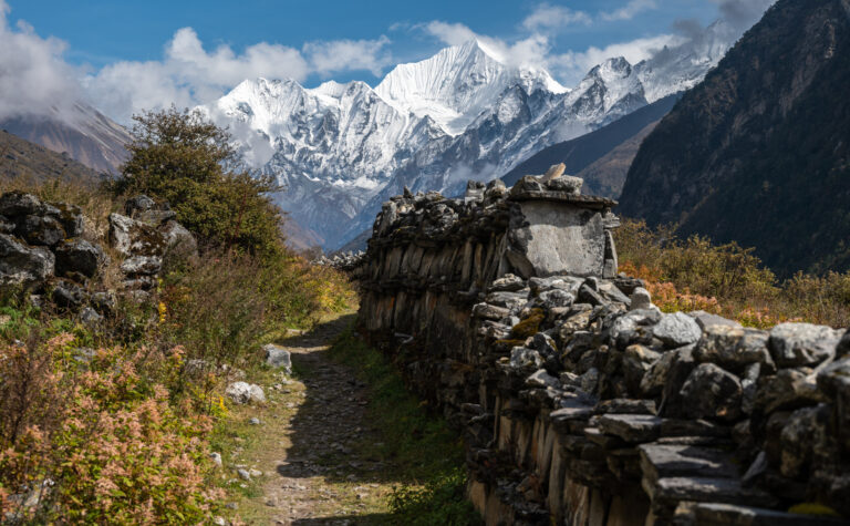 Langtang Trek Kyanjin Gompa mit Gebetsflaggen