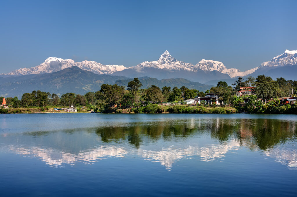 Pokhara See bei schönem Wetter