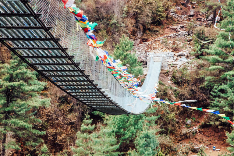 Valley Rim Trek Sundarijal Fluss mit bunten Flaggen