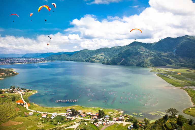 Pokhara Paragleider mit schneebedeckten Bergen