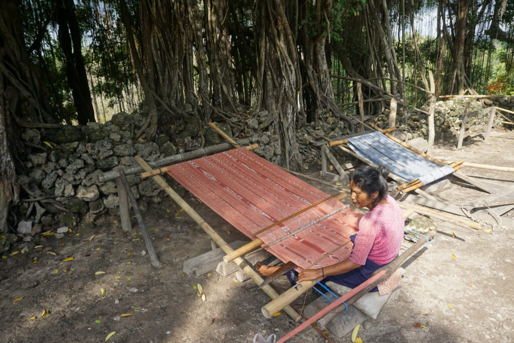 Sumba Kerewe Karaja Frauenprojekt Weberin Stoff rosa