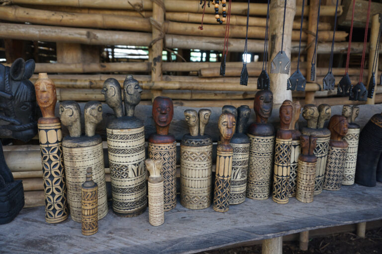 Sumba Kodi Rantenggaro Village Holzfiguren