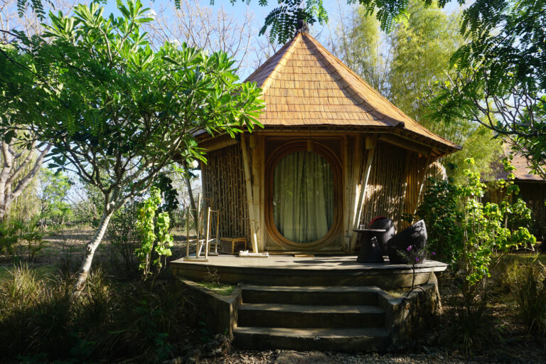 Sumba Tambolaka Maringi Hotel Zimmer Bamboo Bungalow Außen