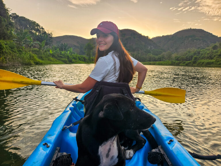 Sumba Waingapu Kajakfahrt Morinda Magalie und Hund